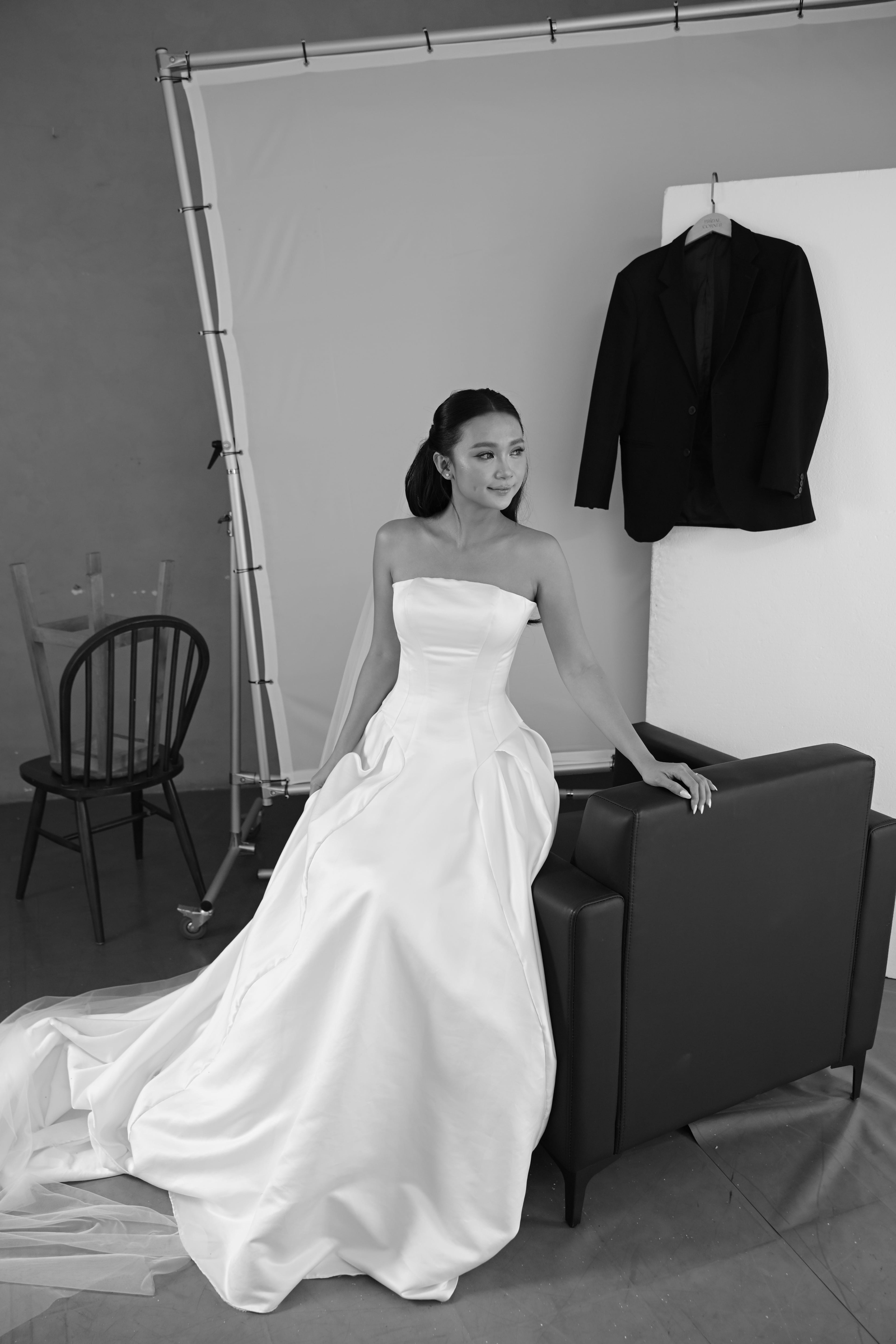 Cô dâu Yến Anh trong váy cưới, ngồi bên ghế studio